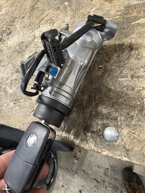 Skoda Octavia II gyújtás kapcsoló  1k0905851b 2. kép