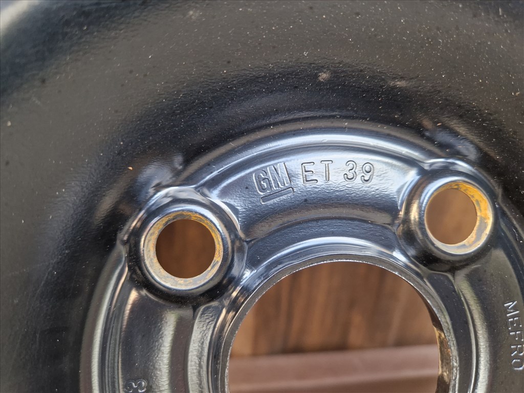  4x100 lyukosztású 14" használt (gyári felni) lemezfelni, rajta 175/70 használt Semperit téli gumi 5. kép