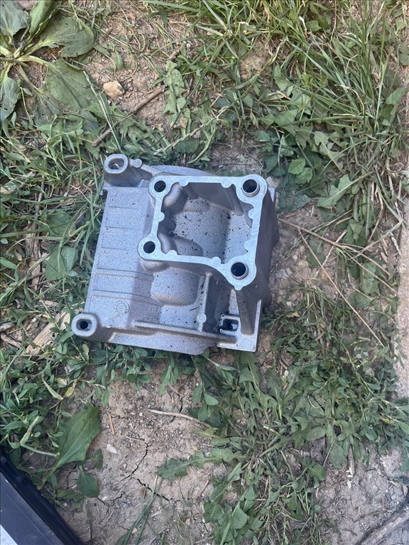 Iveco Daily (4th gen) Klímakompresszor tartó bak 504388826 2. kép