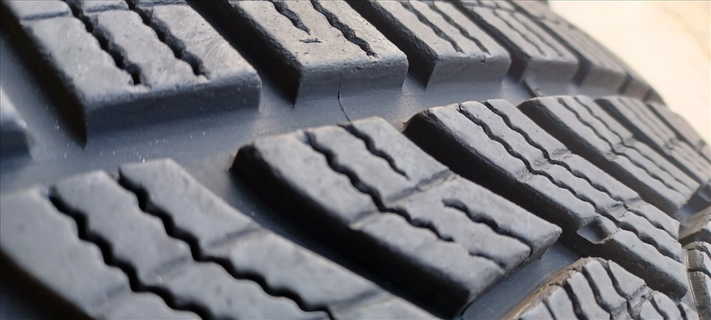 Good/Year Ultragrip MO 225/45 R18 téli gumik 4db 2. kép