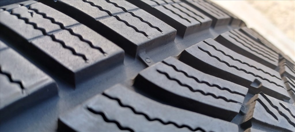 Good/Year Ultragrip MO 225/45 R18 téli gumik 4db 4. kép