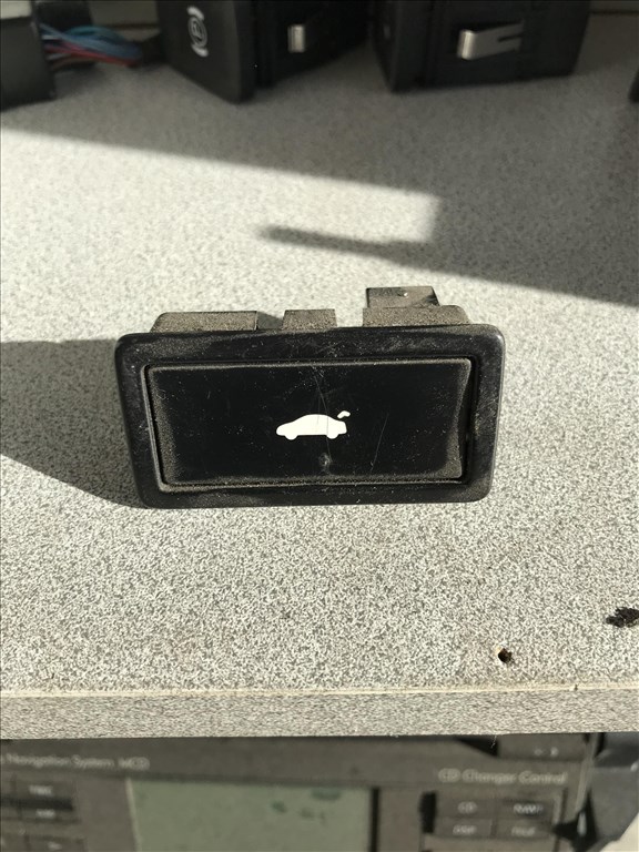 Audi A6 (C6 - 4F) csomagtér ajtó kapcsoló 3d0959831c 1. kép