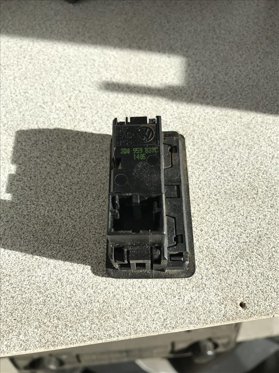 Audi A6 (C6 - 4F) csomagtér ajtó kapcsoló 3d0959831c 2. kép