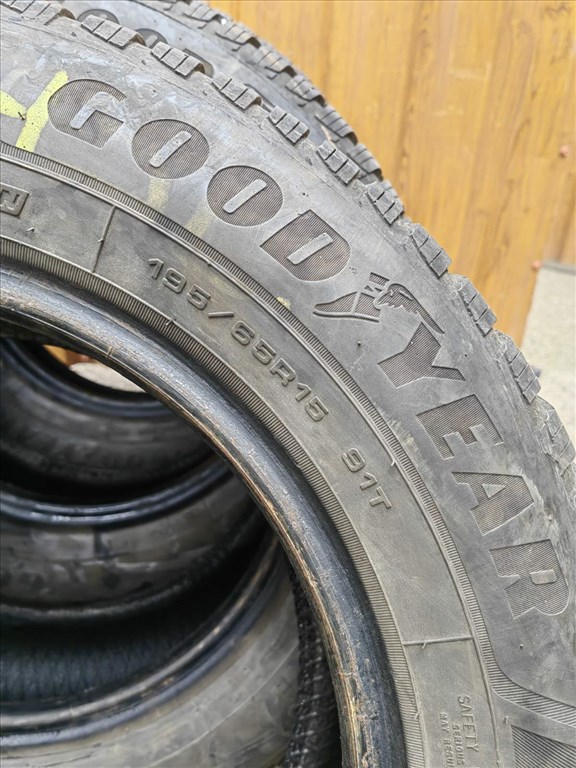  195/65R15" újszerű Goodyear téli gumi  3. kép