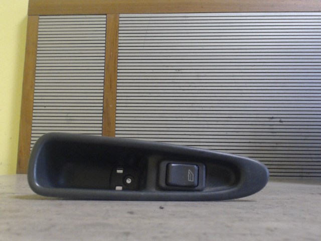 VOLVO V40 Jobb első ablakemelő kapcsoló 1. kép