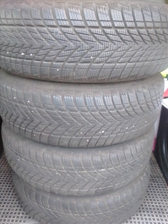  195/65R15 Goodyear újszerű téli gumi garnitúra 5. kép