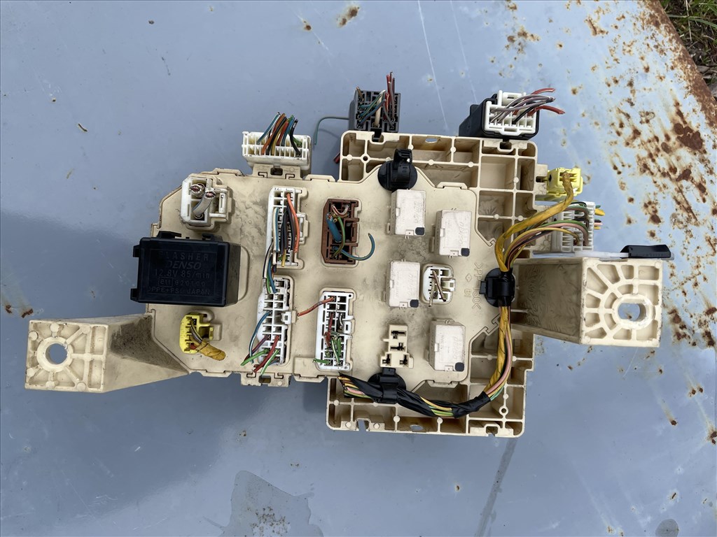 Suzuki swift BCM, karosszéria modul 2007 3677062j21 2. kép