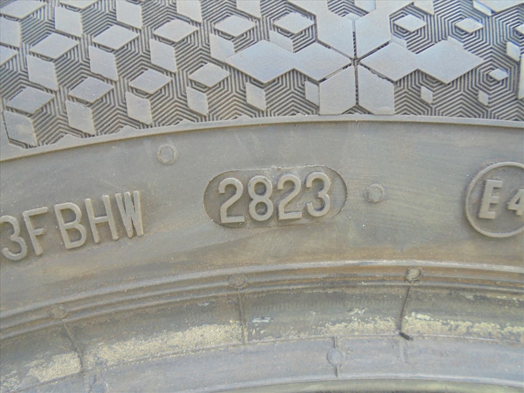 225/55 R 17-es szinte új 1 db Continetal 2023-as Téli gumi eladó 4. kép