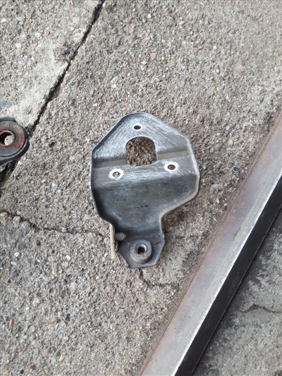 Audi A4 (B6/B7) Első ablaktörlő motor tartó fém 2. kép