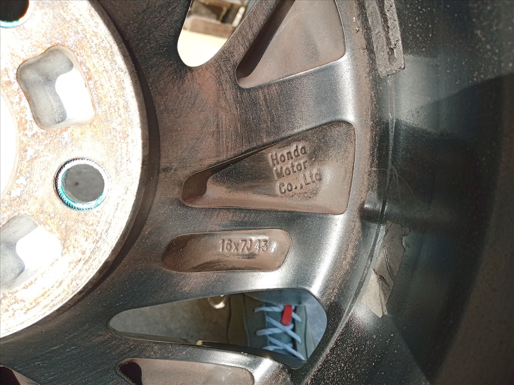 16x7J ET45 5x114.3 újszerű (gyári felni) alufelni, rajta 205/60 használt Kleber téli gumi 7. kép