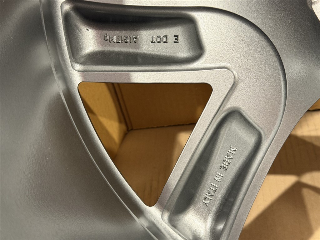 R22 Original Land Rover 9.5J ET42.5 - N9X2-GB SDG-FM 1db alufelni felni 2. kép