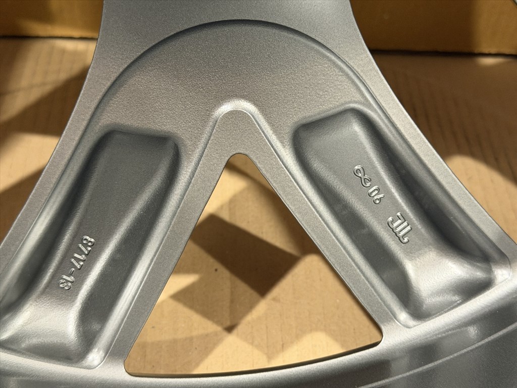 R22 Original Land Rover 9.5J ET42.5 - N9X2-GB SDG-FM 1db alufelni felni 3. kép