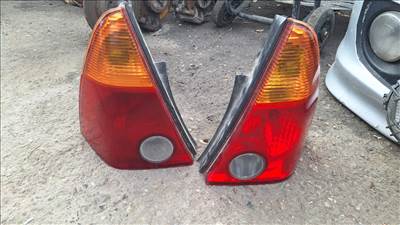 Daihatsu YRV jobb hátsó lámpa, bal hátsó lámpa 