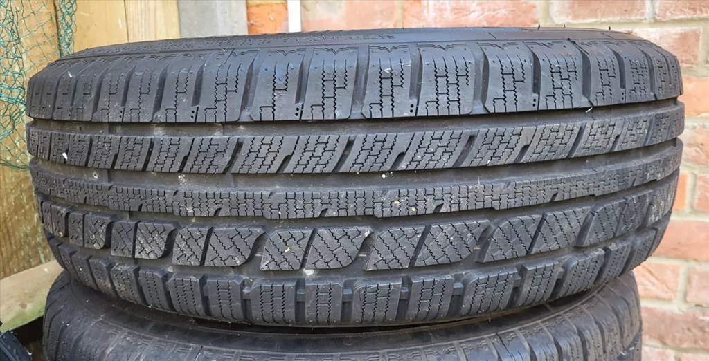  5x115 lyukosztású 16" újszerű Dezent alufelni, rajta 215/70 újszerű Nankang téli gumi gumi  2. kép