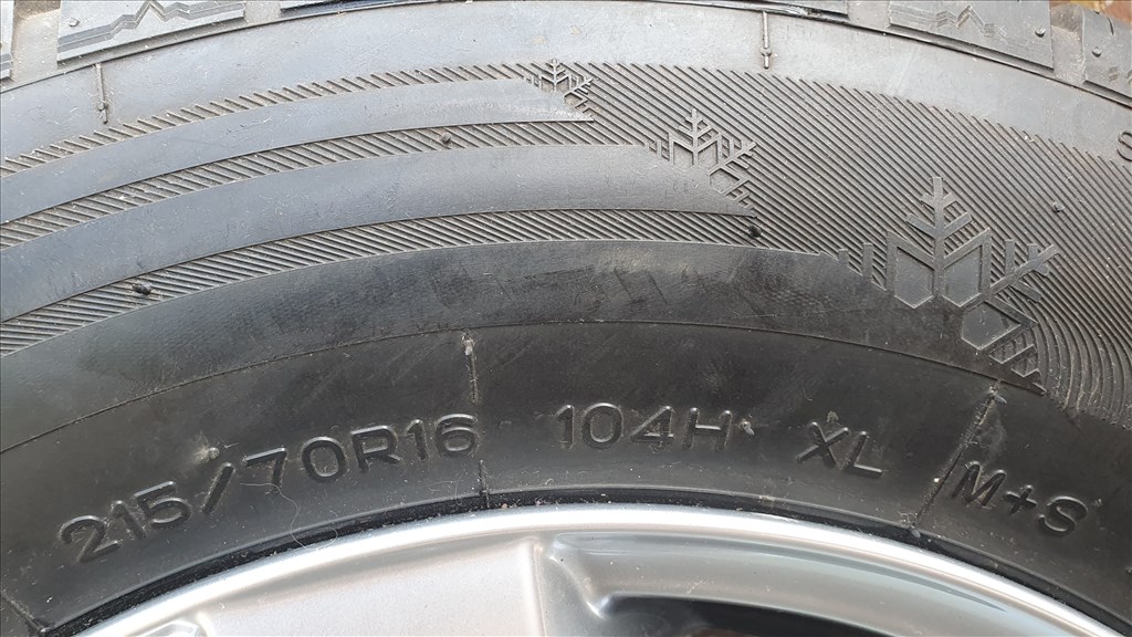  5x115 lyukosztású 16" újszerű Dezent alufelni, rajta 215/70 újszerű Nankang téli gumi gumi  4. kép