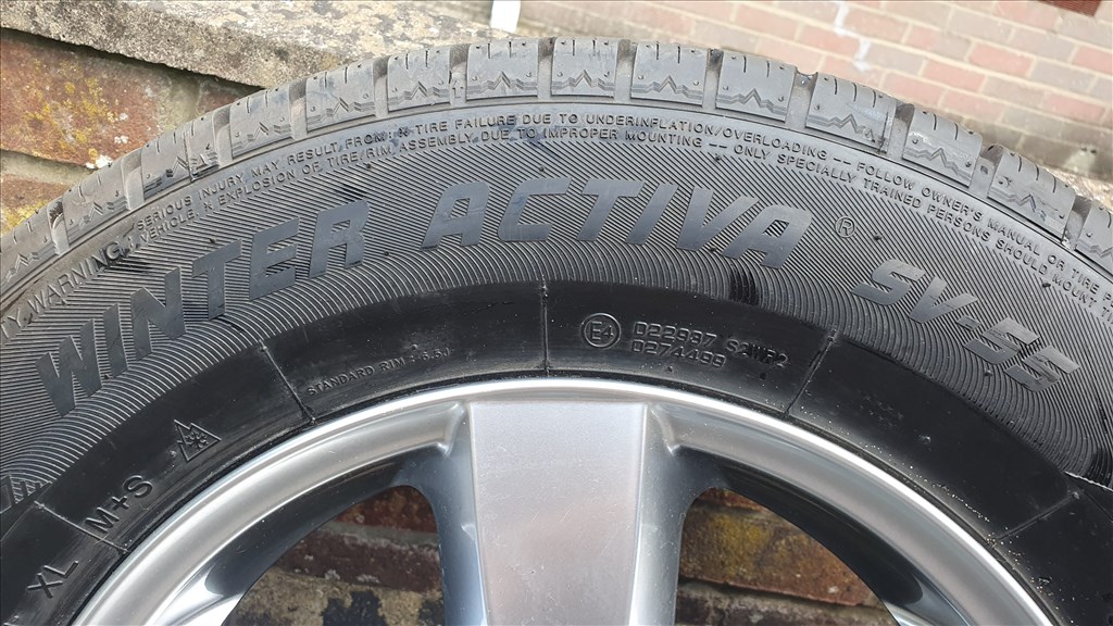  5x115 lyukosztású 16" újszerű Dezent alufelni, rajta 215/70 újszerű Nankang téli gumi gumi  5. kép