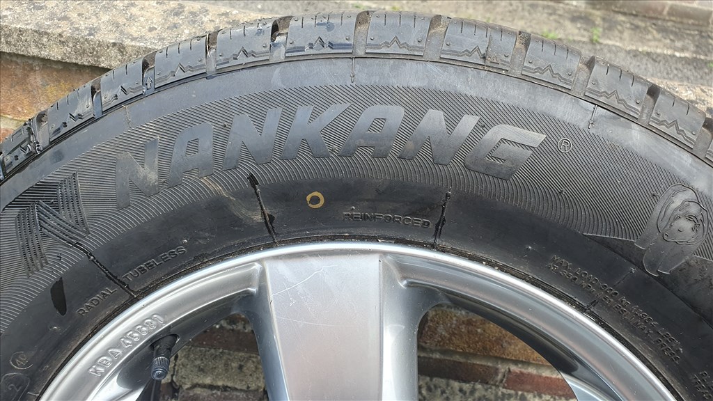  5x115 lyukosztású 16" újszerű Dezent alufelni, rajta 215/70 újszerű Nankang téli gumi gumi  6. kép