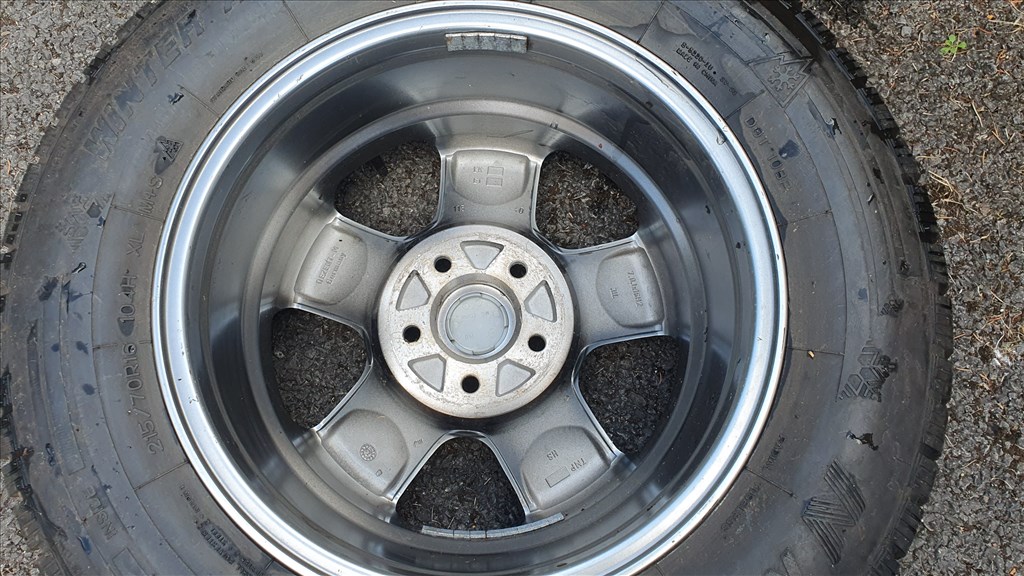  5x115 lyukosztású 16" újszerű Dezent alufelni, rajta 215/70 újszerű Nankang téli gumi gumi  7. kép