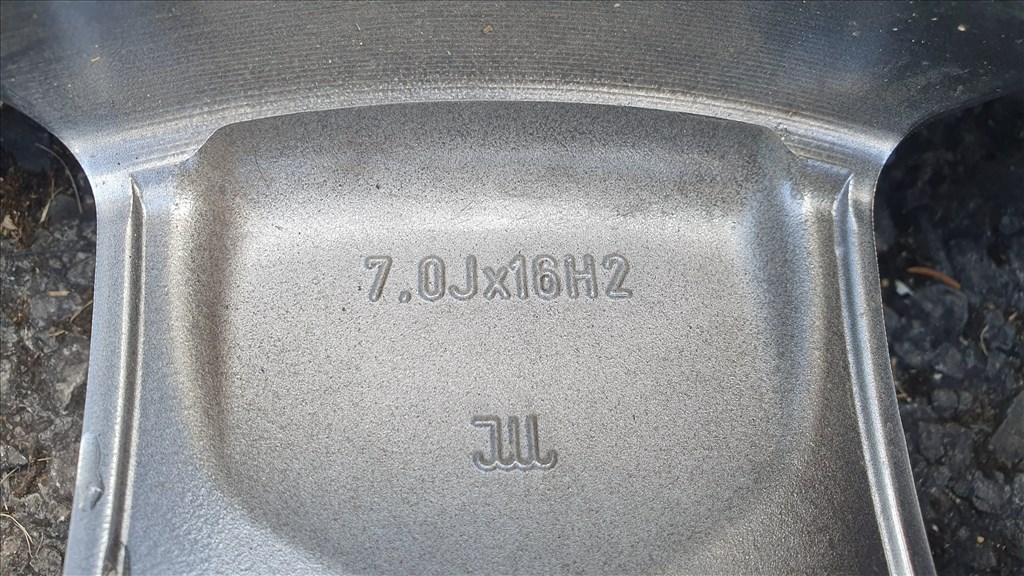  5x115 lyukosztású 16" újszerű Dezent alufelni, rajta 215/70 újszerű Nankang téli gumi gumi  10. kép