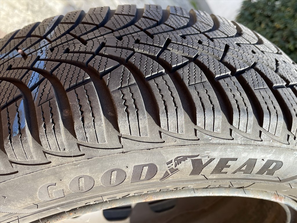  195/5516" használt Goodyear téli gumi gumi 2. kép