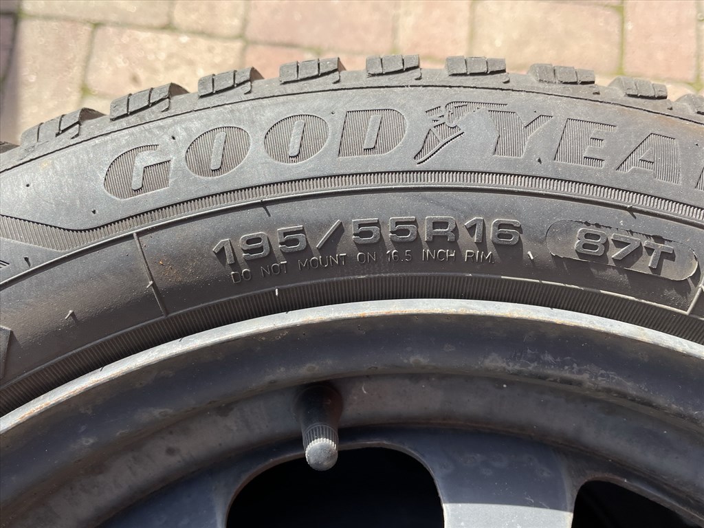  195/5516" használt Goodyear téli gumi gumi 4. kép