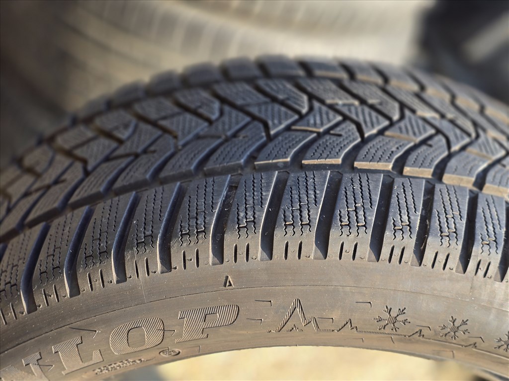  235/5018" újszerű Dunlop téli gumi gumi 3. kép