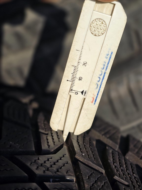  235/5018" újszerű Dunlop téli gumi gumi 4. kép