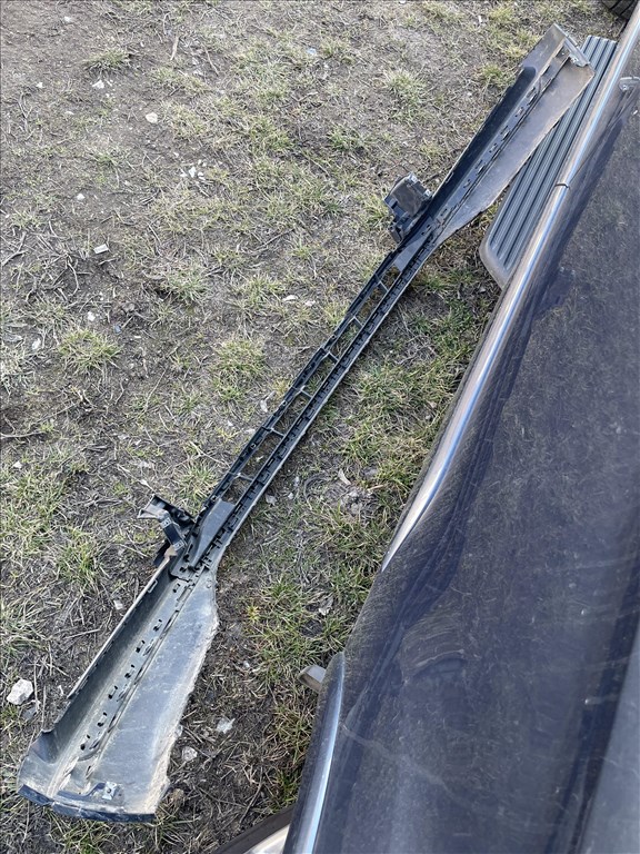 Volkswagen Passat B8 B8 VW Passat B8 első lökhárító koptató, króm léc 1. kép