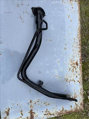 Suzuki swift 1.3 benzin üzemanyag betöltő cső 