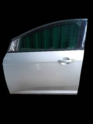 Ford Focus Mk3  bal első ajtó ezüst 