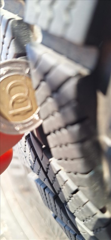  225/5517" használt Toyo Tires téli gumi gumi 7. kép