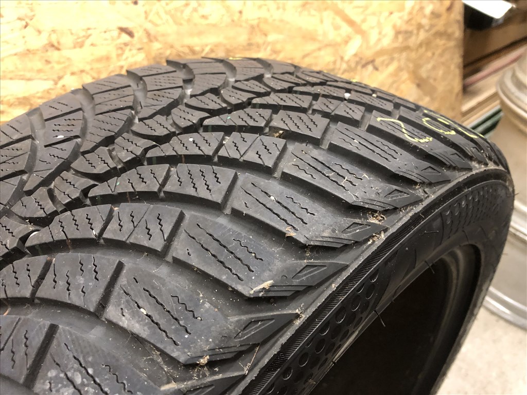 245/45/18 téli gumi Kumho 245 45 18 9. kép