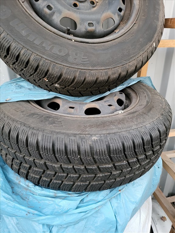  5x112 lyukosztású 14" használt lemezfelni, rajta 185/70 újszerű Barum téli gumi gumi  1. kép