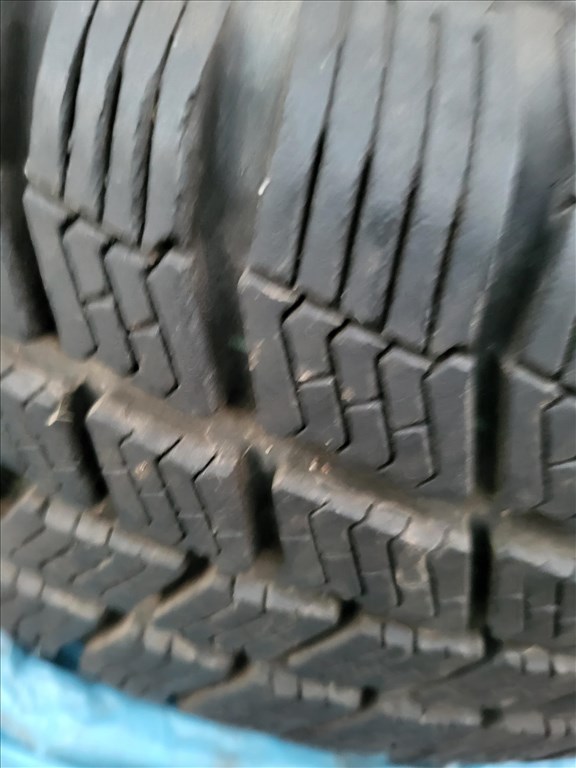  5x112 lyukosztású 14" használt lemezfelni, rajta 185/70 újszerű Barum téli gumi gumi  2. kép