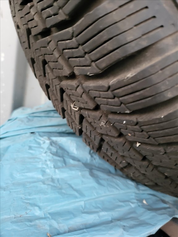  5x112 lyukosztású 14" használt lemezfelni, rajta 185/70 újszerű Barum téli gumi gumi  3. kép