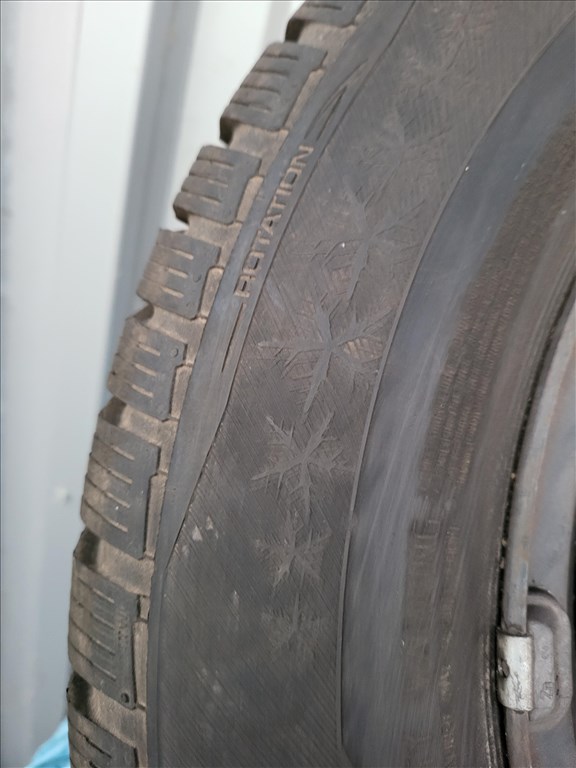  5x112 lyukosztású 14" használt lemezfelni, rajta 185/70 újszerű Barum téli gumi gumi  4. kép