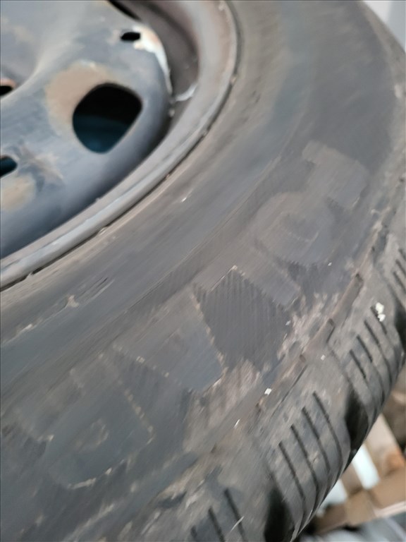  5x112 lyukosztású 14" használt lemezfelni, rajta 185/70 újszerű Barum téli gumi gumi  6. kép