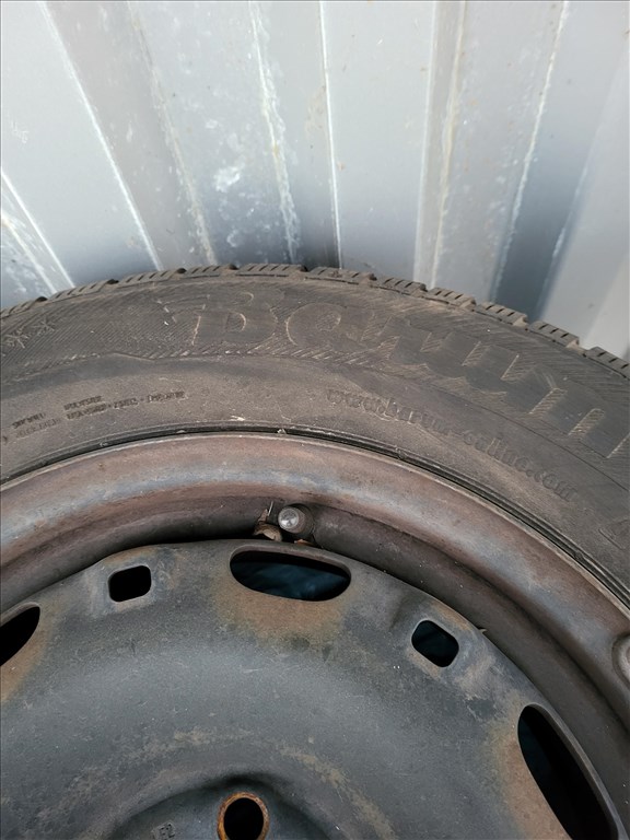  5x112 lyukosztású 14" használt lemezfelni, rajta 185/70 újszerű Barum téli gumi gumi  7. kép