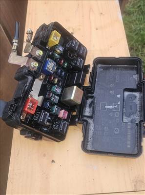 Honda Civic VII Biztosíték tábla motortér 