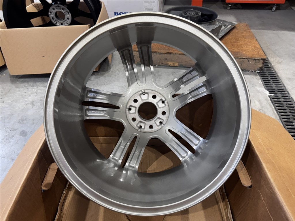 R20 Original Mercedes 8.5J ET45 - A2044012402 / A204 401 2402 1db alufelni felni 7. kép