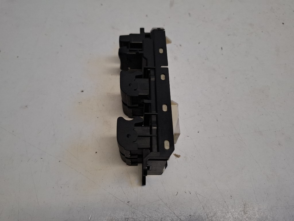 Toyota Prius Plus bal elsõ ablakemelõ kapcsoló 8404060160 2. kép