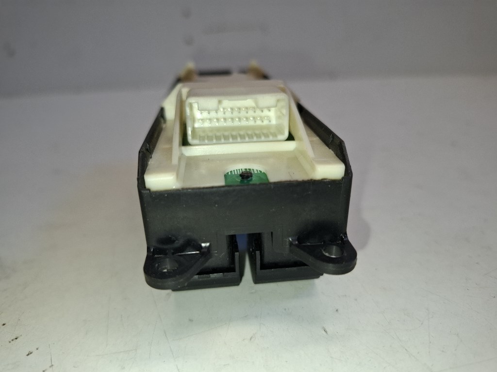 Toyota Prius Plus bal elsõ ablakemelõ kapcsoló 8404060160 3. kép