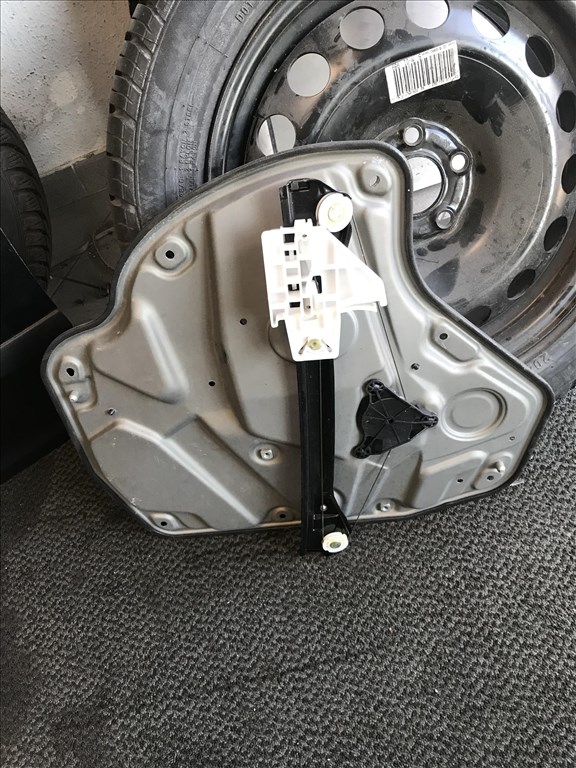 Skoda Octavia II bal hátsó ablakemelő szerkezet 1z0839655f 2. kép