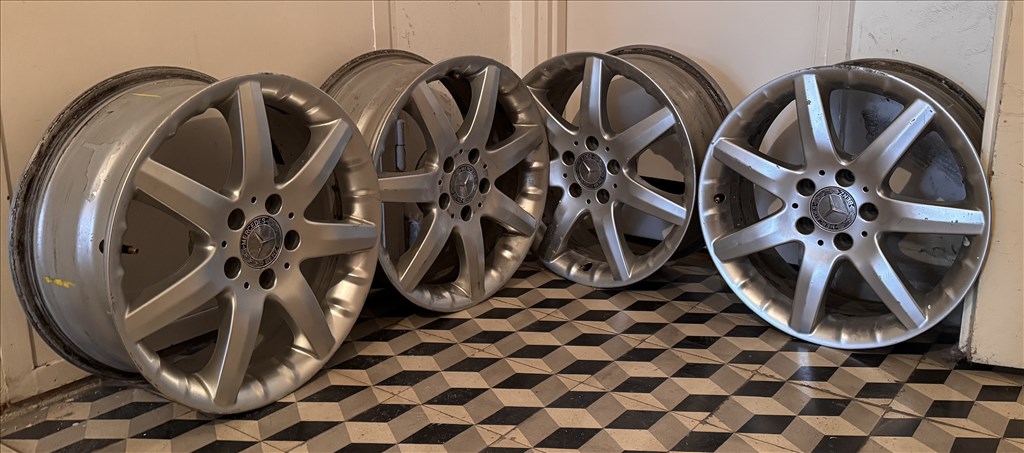  5x112 lyukosztású 8JJ 17" használt (gyári felni) alufelni 4. kép