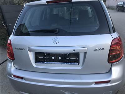 Suzuki SX4 csomagtérajtó ezüst színben