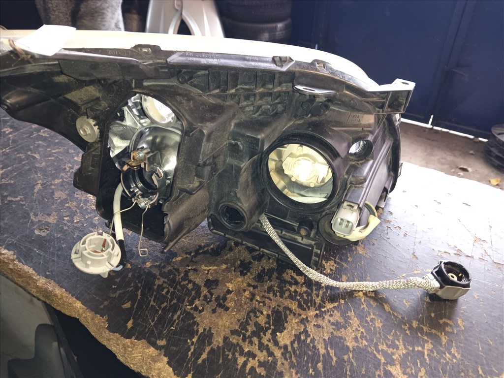 Toyota Avensis T25 Kombi Bal első xenon fényszóró  koito0544 2. kép