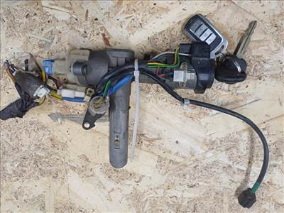 Hyundai Trajet (2001-2008) Gyújtáskapcsoló 2db Kulcs Bal Első Ajtó Zárbetéttel