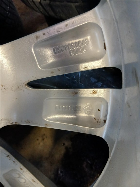  5x114.3 17" használt (gyári felni) , 225/55 R17 használt Goodyear téli gumi 2018 2. kép