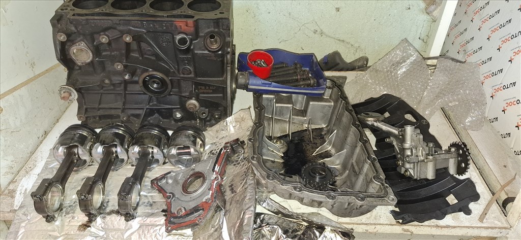 Renault F9Q motorblokk alkatrészei f9qhengerfej 4. kép