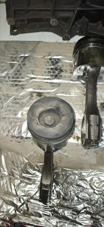 Renault F9Q motorblokk alkatrészei f9qhengerfej 5. kép